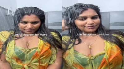 Mature Aunty Actress Bathing Huge Boobs